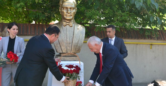ataturk_byustu_komrat_0