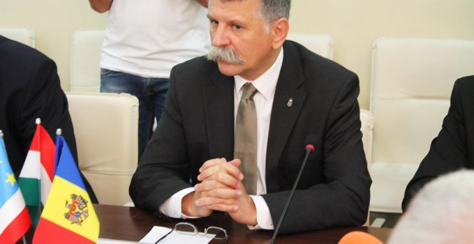 vengriya_spiker_komrat_1