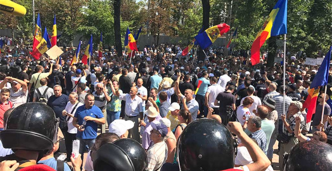 protestlar_Parlamentin_onunde_20_07_2017_3